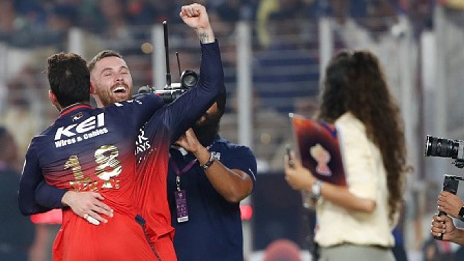 'अब अपने असली काम पर वापस जाओ और डायपर बदलने के लिए तैयार रहो', IPL 2025 का खिताब जीतने के बाद विराट कोहली का फिल सॉल्ट को खास मैसेज 'अब अपने असली काम पर वापस जाओ और डायपर बदलने के लिए तैयार रहो', IPL 2025 का खिताब जीतने के बाद विराट कोहली का फिल सॉल्ट को खास मैसेज