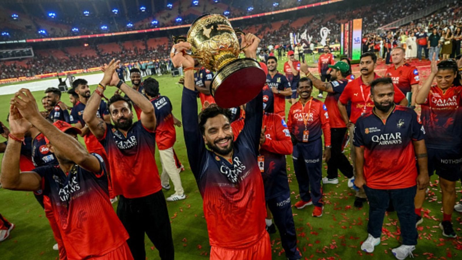 'आदत डाल लो', RCB आईपीएल चैंपियन बनी तो टीम डायरेक्टर ने भरी हुंकार, खिलाड़ियों से बोले- अगले साल बेंगलुरु में फाइनल है और... 'आदत डाल लो', RCB आईपीएल चैंपियन बनी तो टीम डायरेक्टर ने भरी हुंकार, खिलाड़ियों से बोले- अगले साल बेंगलुरु में फाइनल है और...