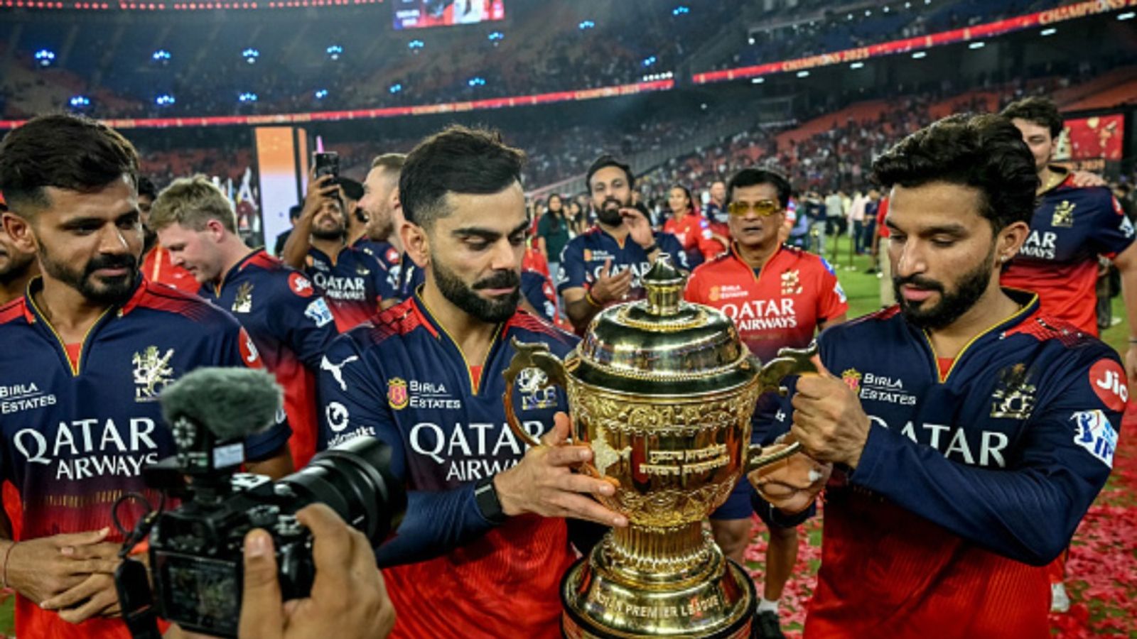 अनसॉल्ड रहा, RCB ने बुलाया तो शादी छोड़ी, टूटी अंगुली से खेला, अब बना दिया IPL 2025 चैंपियन अनसॉल्ड रहा, RCB ने बुलाया तो शादी छोड़ी, टूटी अंगुली से खेला, अब बना दिया IPL 2025 चैंपियन