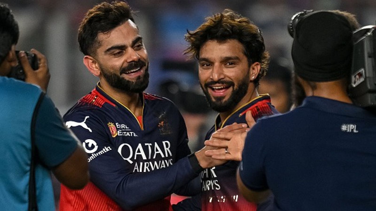 विराट कोहली ने IPL खिताब जीतने के बाद रजत पाटीदार को दिया बेहद खास तोहफा, VIDEO ने जीता फैंस का दिल विराट कोहली ने IPL खिताब जीतने के बाद रजत पाटीदार को दिया बेहद खास तोहफा, VIDEO ने जीता फैंस का दिल