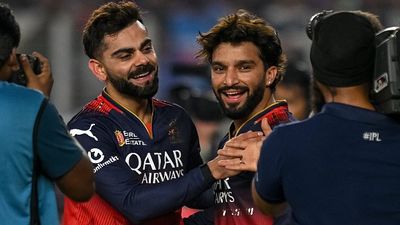 विराट कोहली ने IPL खिताब जीतने के बाद रजत पाटीदार को दिया बेहद खास तोहफा, VIDEO ने जीता फैंस का दिल SportsTak Hindi