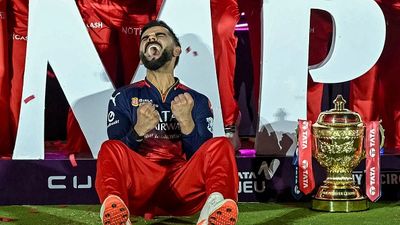 RCB को मुंबई इंडियंस के नाम पर ट्रोल करने वालों को फ्रेंचाइज ने दिया करारा जवाब, एक पोस्ट ने राख कर दिया सबकुछ SportsTak Hindi