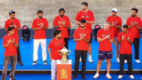 RCB ने 4 घंटे बाद एम चिन्नास्वामी स्टेडियम भगदड़ में मारे गए लोगों पर जताया दुख, सोशल मीडिया पर पोस्ट डाल कहा- हमारे लिए सभी... RCB ने 4 घंटे बाद एम चिन्नास्वामी स्टेडियम भगदड़ में मारे गए लोगों पर जताया दुख, सोशल मीडिया पर पोस्ट डाल कहा- हमारे लिए सभी...