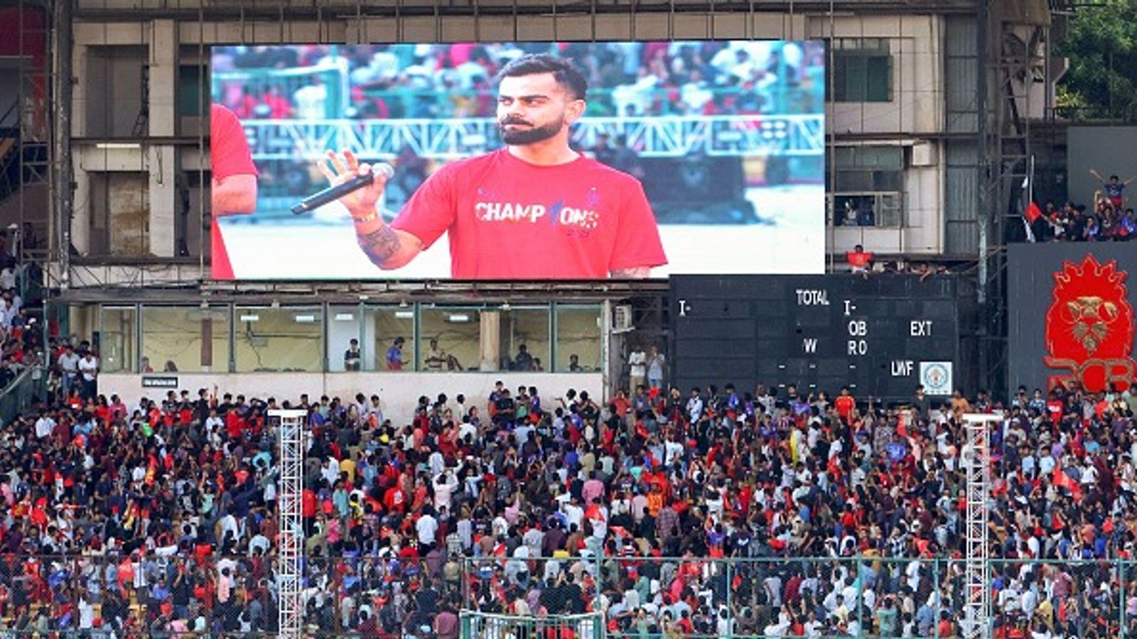 'विश्वास नहीं होता कि विराट कोहली को पता था कि...', भगदड़ में 11 लोगों की मौत के बावजूद स्टेडियम में RCB का जश्न चलने पर बवाल 'विश्वास नहीं होता कि विराट कोहली को पता था कि...', भगदड़ में 11 लोगों की मौत के बावजूद स्टेडियम में RCB का जश्न चलने पर बवाल