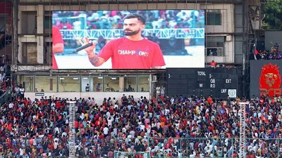 'विश्वास नहीं होता कि विराट कोहली को पता था कि...', भगदड़ में 11 लोगों की मौत के बावजूद स्टेडियम में RCB का जश्न चलने पर बवाल SportsTak Hindi