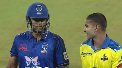 सूर्यकुमार यादव ने उड़ाई तूफानी फिफ्टी, लगातार 16वें मैच में पार किया 25 प्लस का स्कोर, फिर भी मुंबई को मिली 5 विकेट से हार SportsTak Hindi