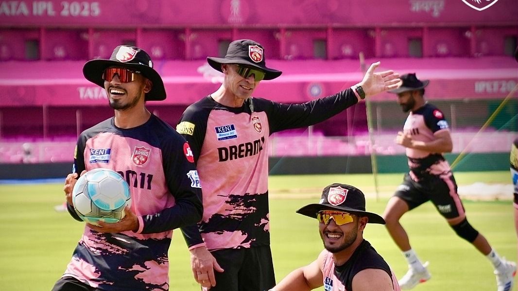 इंग्लैंड के खिलाफ टेस्ट सीरीज से पहले टीम इंडिया को मिला नया कोच, पंजाब किंग्स को IPL 2025 फाइनल में पहुंचाने वाले दिग्गज को BCCI ने सौंपी जिम्मेदारी इंग्लैंड के खिलाफ टेस्ट सीरीज से पहले टीम इंडिया को मिला नया कोच, पंजाब किंग्स को IPL 2025 फाइनल में पहुंचाने वाले दिग्गज को BCCI ने सौंपी जिम्मेदारी