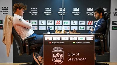 Norway Chess 2025: कार्लसन के साथ डी गुकेश ने भी ठोकी खिताब की दावेदारी, पांच बार के वर्ल्ड चैंपियन से सिर्फ आधा अंक पीछे भारतीय ग्रैंडमास्टर SportsTak Hindi