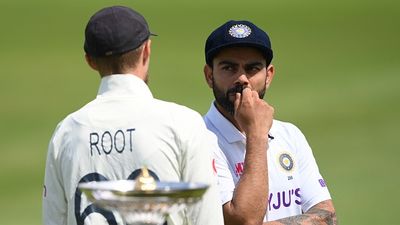 'विराट कोहली जो रूट से ज्यादा अच्छे बल्लेबाज हैं', इंग्लैंड के दिग्गज स्पिनर का बड़ा बयान, कहा- शुभमन गिल इस फॉर्मेट में करेंगे कमाल SportsTak Hindi