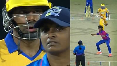 आर अश्विन ने आउट दिए जाने पर खोया आपा, महिला अंपायर से भिड़े, गुस्से में बैट से खुद को मारा, Video SportsTak Hindi