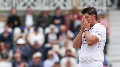 IND vs ENG: इंग्लैंड को तगड़ा झटका! 27 साल का तेज गेंदबाज हुआ चोटिल, भारत के खिलाफ पहले टेस्ट में खेलने पर मंडराया खतरा SportsTak Hindi