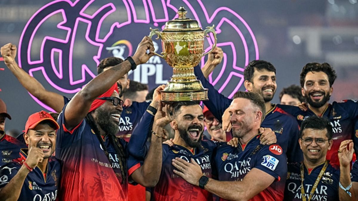 बेंगलुरु भगदड़ विवाद के बीच RCB को बेचने की तैयारी! 17 हजार करोड़ का है वेल्यूएशन, मालिकाना हक रखने वाली शराब कंपनी पर सरकार कस रही शिकंजा