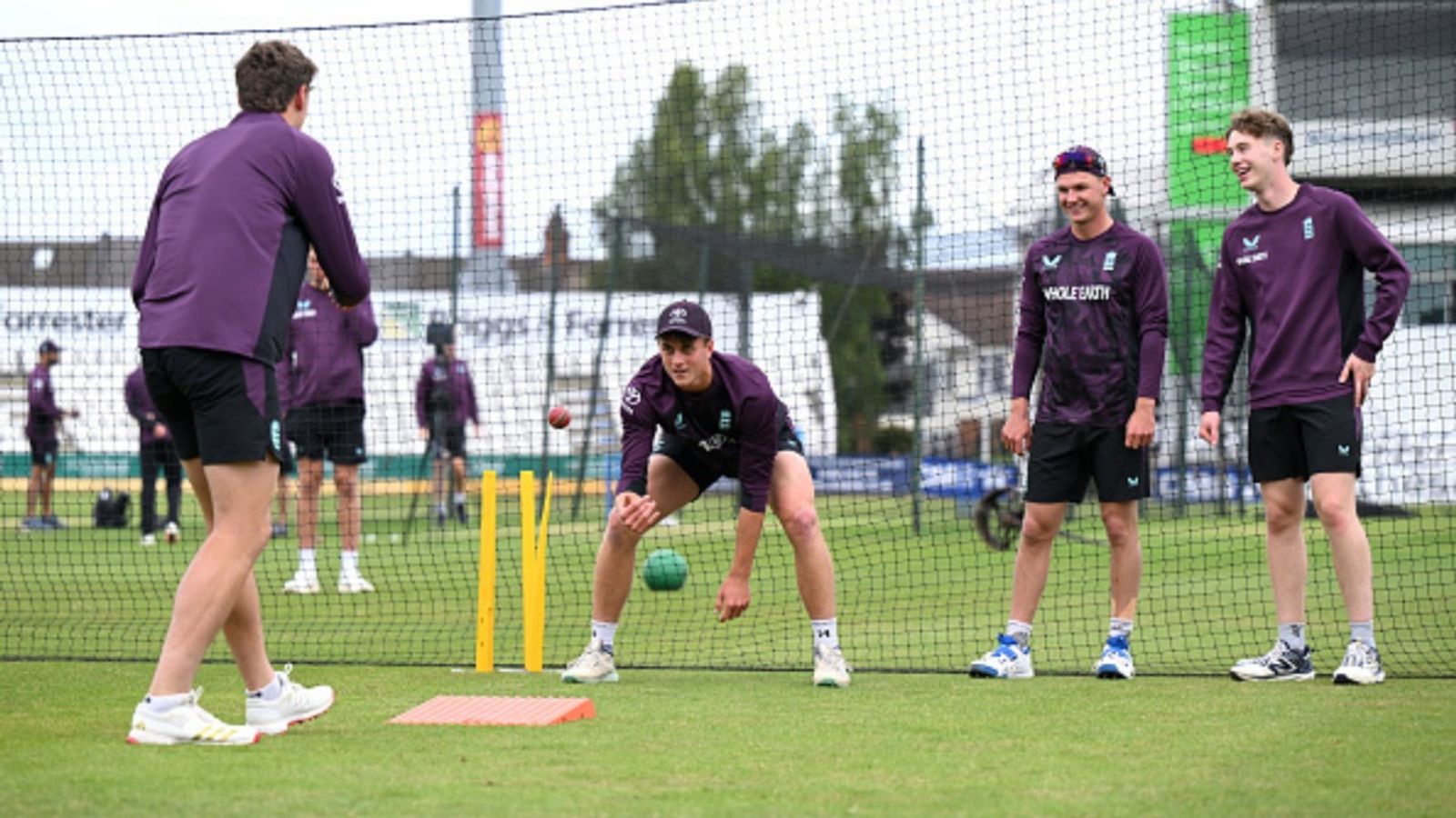 IND vs ENG: इंग्लैंड को तेज गेंदबाजी की कमी हुई तो पहले टेस्ट के लिए 19 साल के बॉलर को बुलाया, राहुल-जुरेल को आउट कर खींचा था ध्यान IND vs ENG: इंग्लैंड को तेज गेंदबाजी की कमी हुई तो पहले टेस्ट के लिए 19 साल के बॉलर को बुलाया, राहुल-जुरेल को आउट कर खींचा था ध्यान