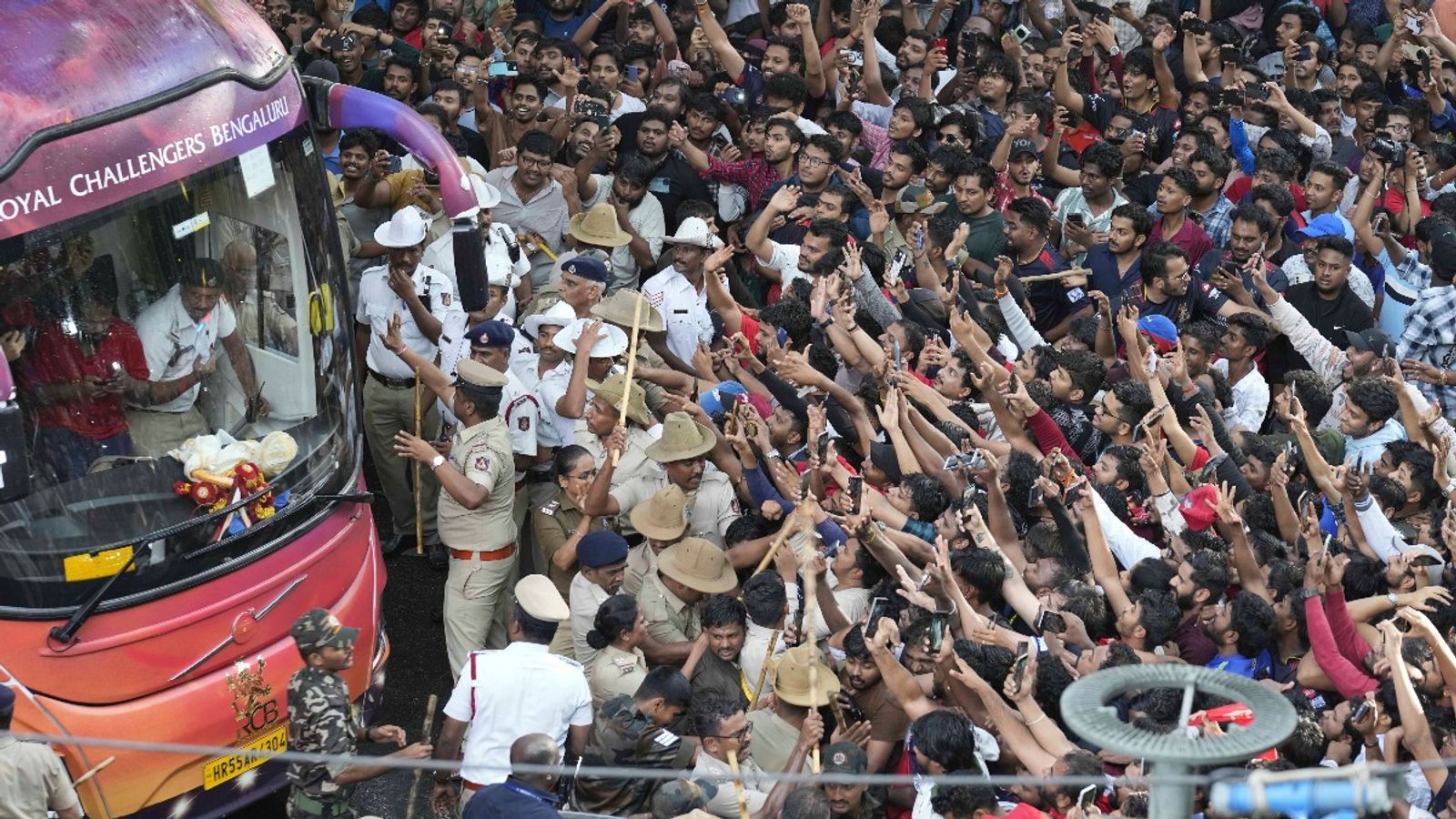 RCB की विक्ट्री परेड़ में भगदड़ से BCCI ने लिया सबक, अब इस दिन होगा बड़ा फैसला आईपीएल जीत के बाद आरसीबी टीम बस के चारों तरफ फैंस