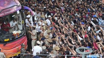 RCB की विक्ट्री परेड़ में भगदड़ से BCCI ने लिया सबक, अब इस दिन होगा बड़ा फैसला Raj Bhavan sources said Karnataka govt planned the RCB event