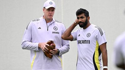 टीम इंडिया के गेंदबाजों को 'स्लेजिंग' के लिए मोर्ने मोर्केल ने दिया 'गुरुमंत्र', कहा - हमारा कैरेक्टर पूरे मैच में... India's bowling coach Morne Morkel (L) and pace spearhead Jasprit Bumrah in frame