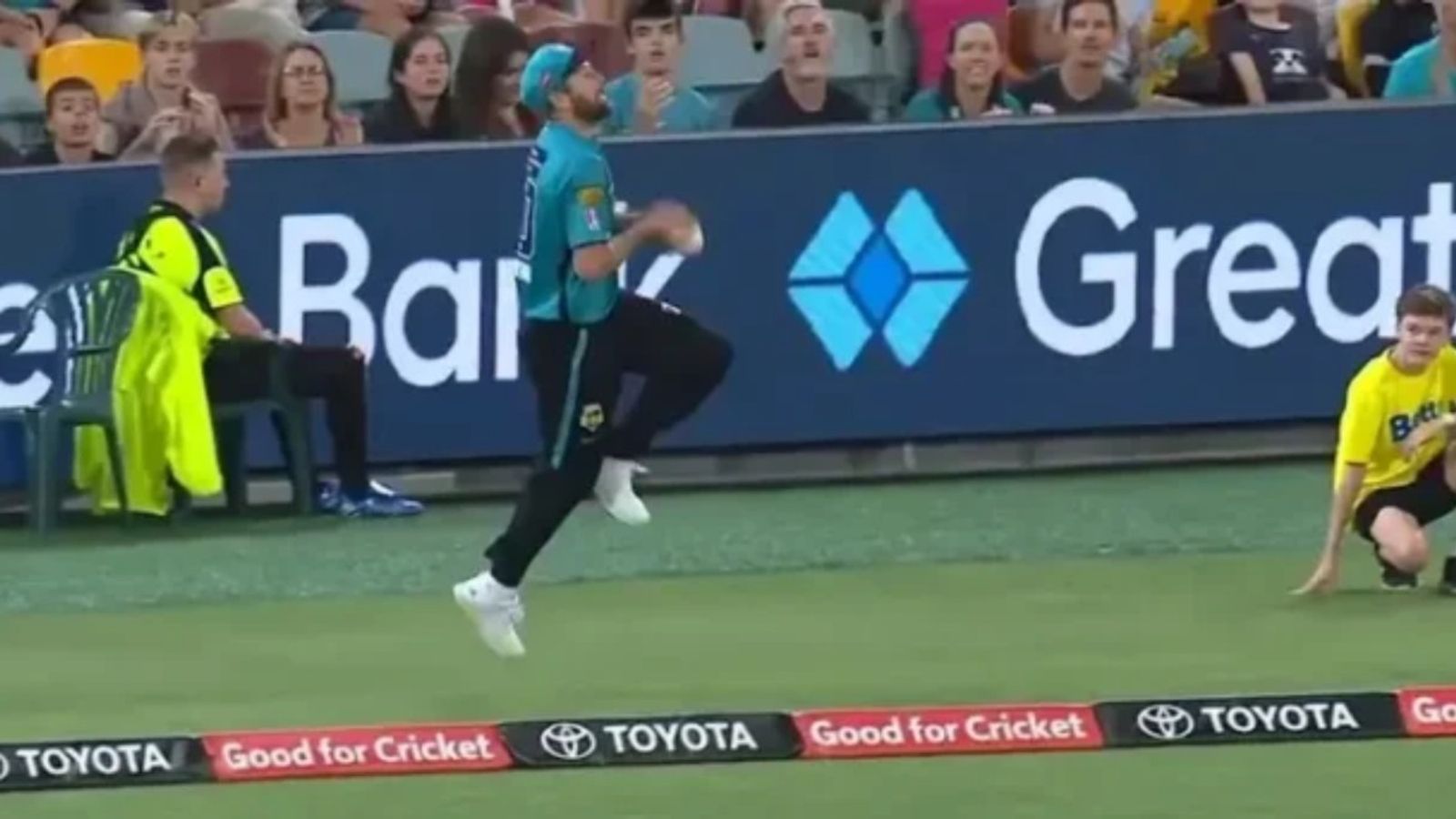 क्रिकेट में तगड़ा बदलाव! ICC ने इस नियम को बदलने का किया फैसला, बाउंड्री पर उछलकूद वाले कैच लेने वालों पर कसा शिकंजा क्रिकेट में तगड़ा बदलाव! ICC ने इस नियम को बदलने का किया फैसला, बाउंड्री पर उछलकूद वाले कैच लेने वालों पर कसा शिकंजा