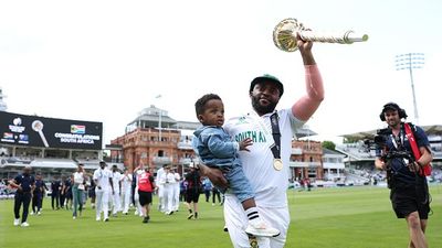 WTC जीत के बाद साउथ अफ्रीकी कप्तान टेम्बा बवुमा ने आलोचकों को रगड़ा, कहा- सिर्फ कमजोर टीम को हराकर ही... Temba Bavuma of South Africa celebrates