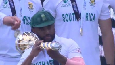 WTC Final : ऑस्ट्रेलिया को हराने के बाद टेम्बा बवुमा का 'बंदूक सेलिब्रेशन', कंधे पर ICC की गदा रखी और फिर सबके सामने...VIDEO Temba Bavuma with the ICC mace