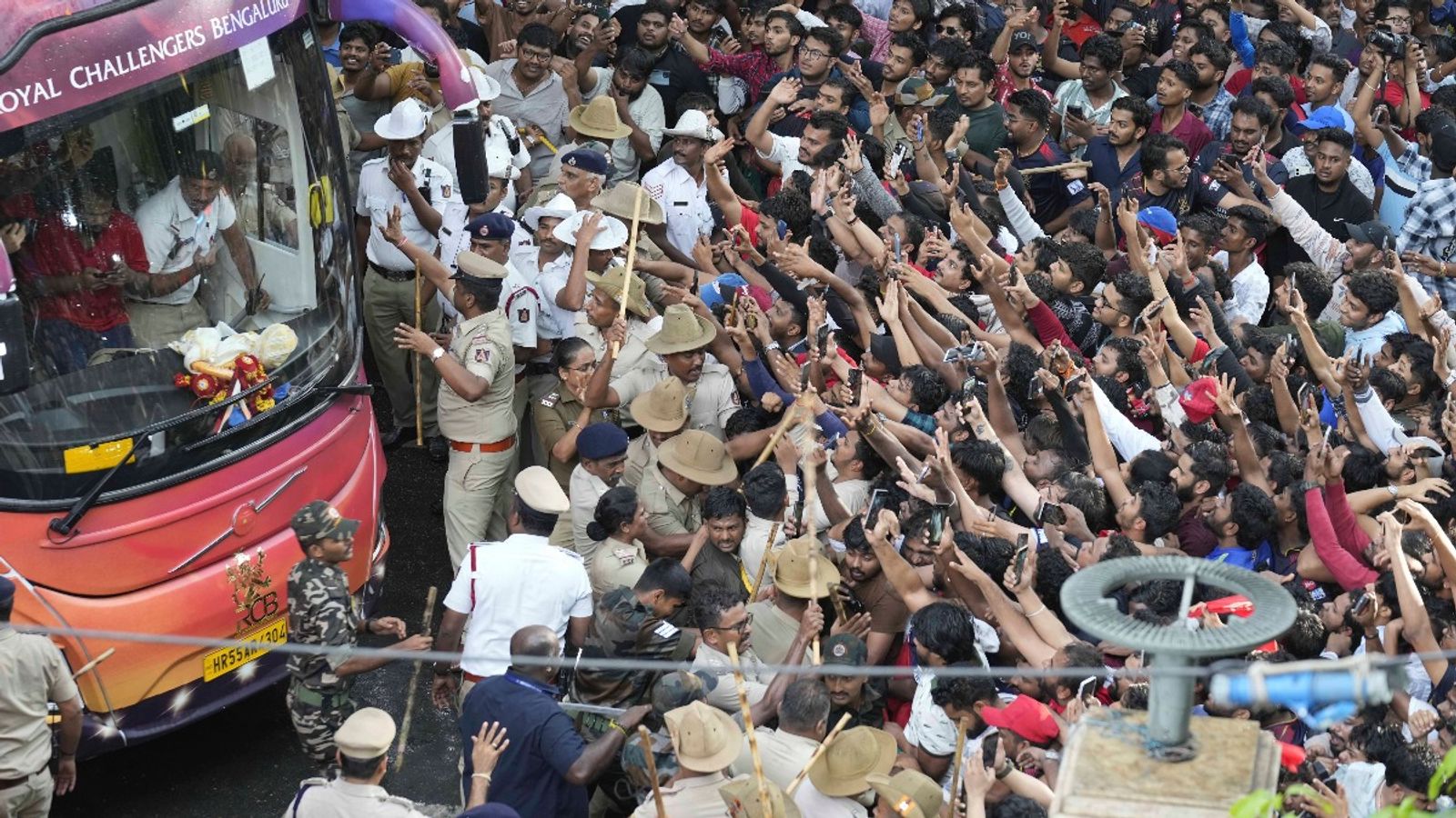 RCB की विक्ट्री परेड़ में भगदड़ से एक्शन में BCCI, एक नई कमेटी का किया गठन, जानिए कब आएगा बड़ा फैसला ? RCB की विक्ट्री परेड़ में भगदड़ से एक्शन में BCCI, एक नई कमेटी का किया गठन, जानिए कब आएगा बड़ा फैसला ?