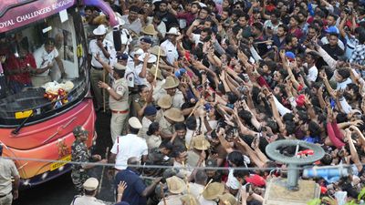 RCB की विक्ट्री परेड़ में भगदड़ से एक्शन में BCCI, एक नई कमेटी का किया गठन, जानिए कब आएगा बड़ा फैसला ? ബെംഗളൂരു സ്റ്റേഡിയത്തിലെ തിക്കിലും തിരക്കിലും പെട്ട് ആർസിബി മാർക്കറ്റിംഗ് മേധാവി അറസ്റ്റിൽ