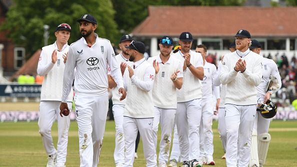 एक टेस्ट मैच के दौरान इंग्लैंड के खिलाड़ी 