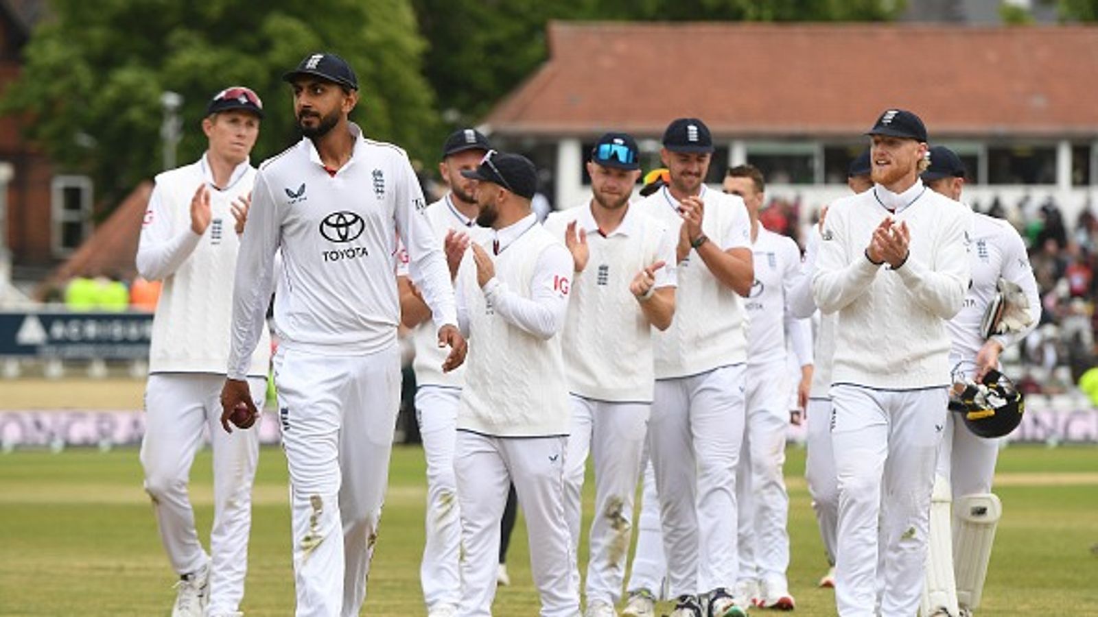 IND vs ENG : भारत के खिलाफ पहले टेस्ट के लिए इंग्लैंड ने Playing XI का किया ऐलान, 6 महीने बाद धाकड़ तेज गेंदबाज की वापसी एक टेस्ट मैच के दौरान इंग्लैंड के खिलाड़ी