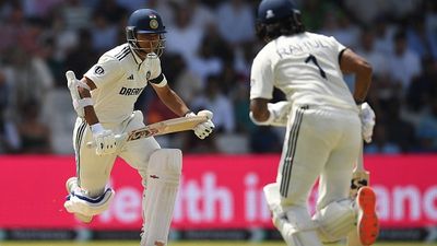 यशस्वी-राहुल ने मिलकर तोड़ा 39 साल पुराना सुनील गावस्कर का रिकॉर्ड, ओपनिंग में लीड्स के मैदान पर किया ये बड़ा करिश्मा Yashasvi Jaiswal of India runs with KL Rahul