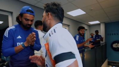 ऋषभ पंत के आगे केएल राहुल ने जोड़े हाथ तो कोच गंभीर ने..., टीम इंडिया के ड्रेसिंग रूम का VIDEO हुआ वायरल  KL Rahul standing with folded hands in front of Rishabh Pant