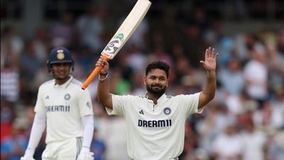 IND vs ENG: ऋषभ पंत ने इंग्लैंड के खिलाफ उड़ाया शतक, एक हाथ से छक्का ठोककर पूरा किया सैकड़ा, रच दिया इतिहास SportsTak Hindi