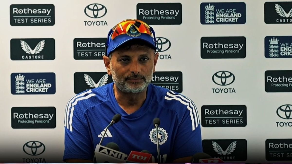 दूसरे दिन की प्रेस कांफ्रेंस के दौरान बैटिंग कोच सितांशु कोटक 