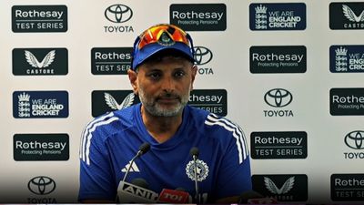 IND vs ENG : 471 रन बनाने वाली टीम इंडिया के खिलाड़ियों पर भड़के बैटिंग कोच, कहा - कोई भी ड्रेसिंग रूम में इनसे... Batting coach Sitanshu Kotak during the second day's press conference