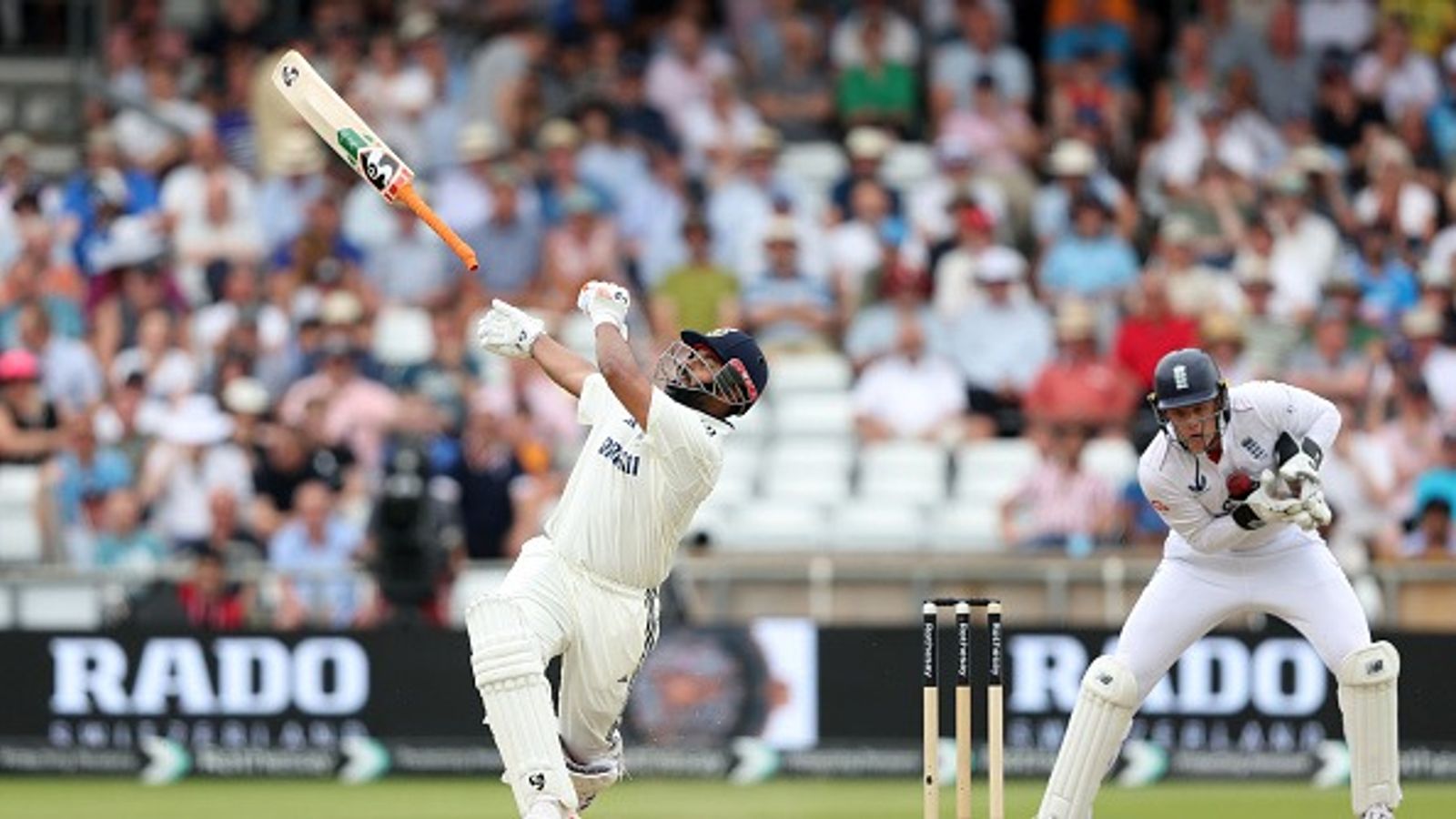 'उसके पास खुद का कंप्यूटर है और वही जानता है कि वो कैसे काम करता है', रवि शास्त्री ने इस भारतीय बल्लेबाज को बताया क्रिकेट का बॉक्स ऑफिस शॉट खेलने के दौरान हवा में जाता ऋषभ पंत का बल्ला