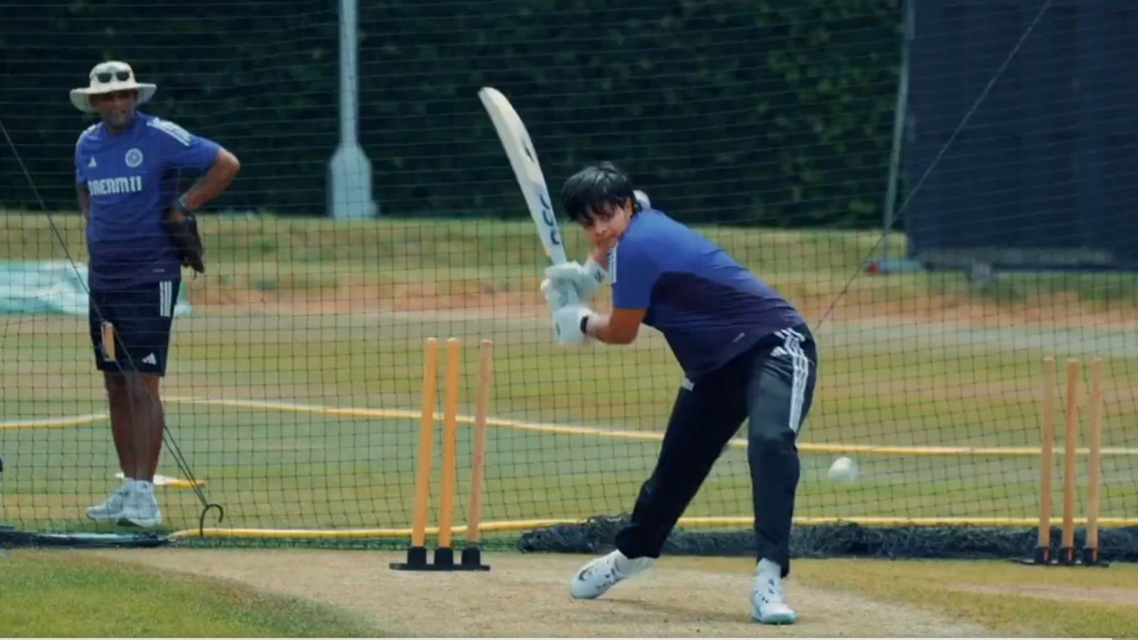 IND vs ENG: टीम इंडिया के बीच हुआ सिक्स उड़ाने का मुकाबला, इस खिलाड़ी ने ठोका सबसे लंबा सिक्स, देखिए Video शेफाली वर्मा प्रैक्टिस के दौरान.