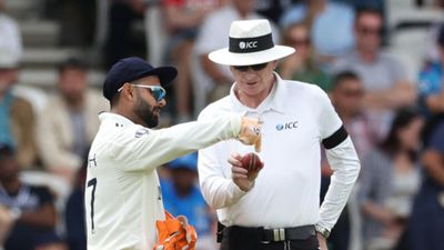 IND vs ENG: ऋषभ पंत ने अंपायर के सामने झल्लाकर फेंक दी गेंद, हेडिंग्ले टेस्ट में इस वजह से आया गुस्सा, देखिए Video SportsTak Hindi