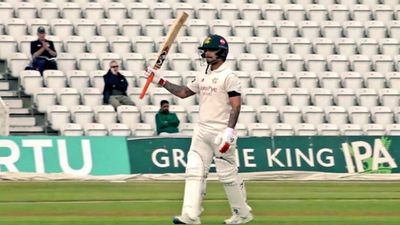 इशान किशन का इंग्लैंड में विस्फोटक खेल, छठे नंबर पर जाकर उड़ाई तूफानी फिफ्टी, कर दी चौके-छक्कों की बारिश SportsTak Hindi