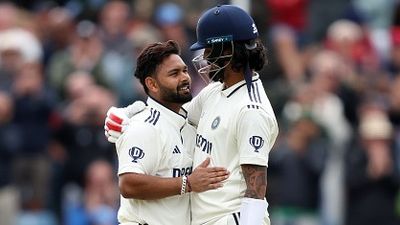 'बस चुप रहो', अजीब शॉट खेलने पर ऋषभ पंत से केएल राहुल की क्या बातचीत होती है? भारतीय ओपनर ने किया खुलासा SportsTak Hindi