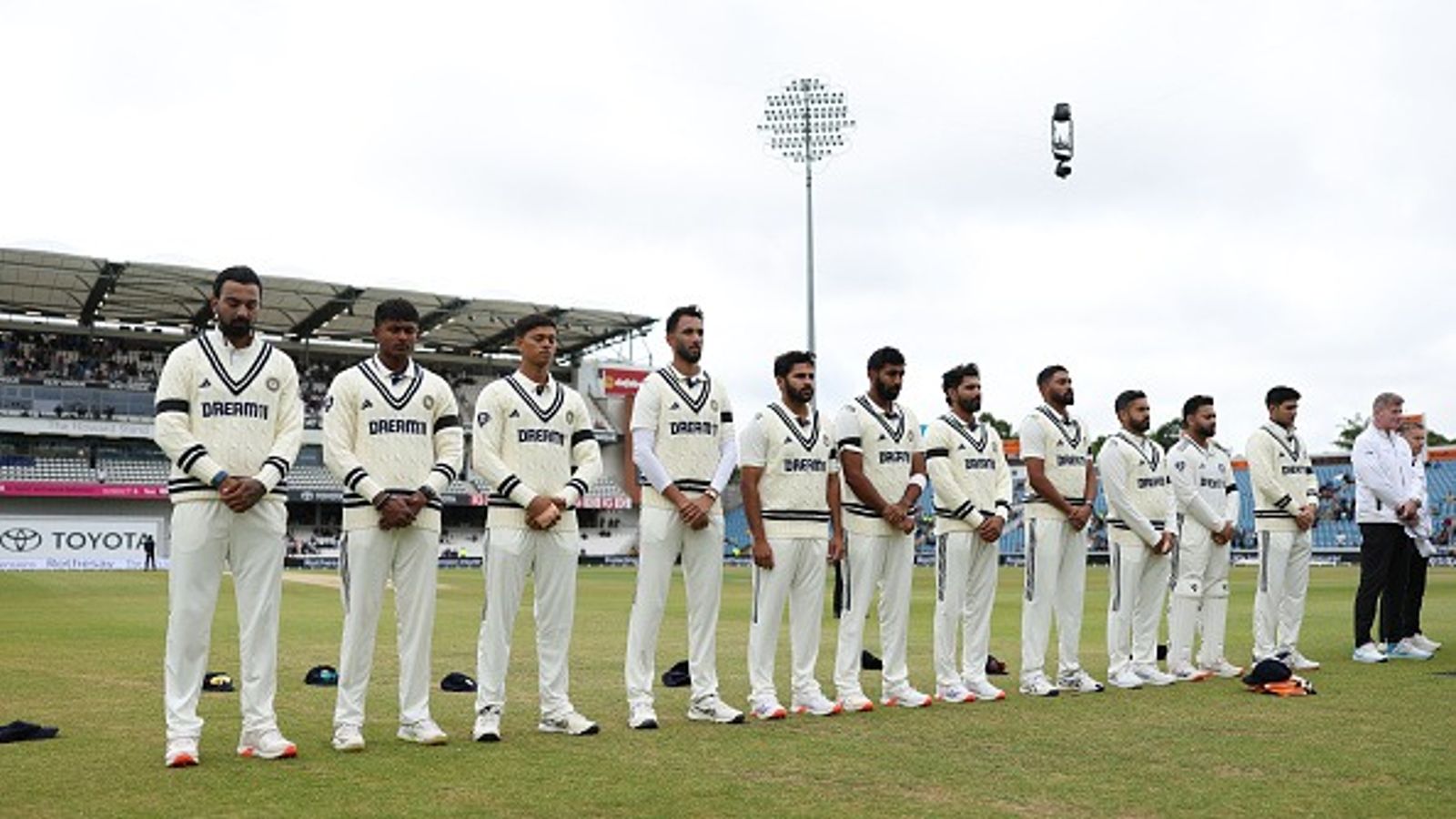 Explained: भारत और इंग्लैंड के खिलाड़ियों ने हेडिंग्ले टेस्ट के आखिरी दिन क्यों बांधी काली पट्टी?  Explained: भारत और इंग्लैंड के खिलाड़ियों ने हेडिंग्ले टेस्ट के आखिरी दिन क्यों बांधी काली पट्टी?