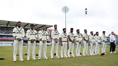 Explained: भारत और इंग्लैंड के खिलाड़ियों ने हेडिंग्ले टेस्ट के आखिरी दिन क्यों बांधी काली पट्टी?  SportsTak Hindi