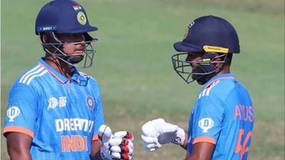 IND vs ENG: वैभव सूर्यवंशी और आयुष म्हात्रे का इंग्लैंड में नहीं चला बल्ला, दोनों सस्ते में निपटे, जानिए कितने रन बनाए SportsTak Hindi