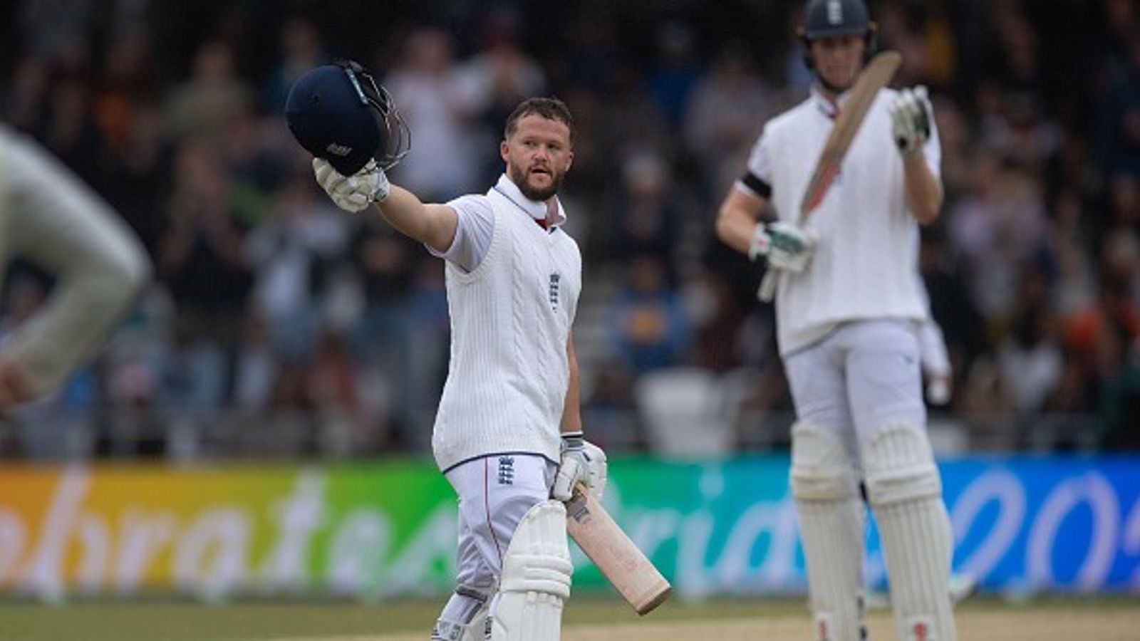 IND vs ENG: हेडिंग्ले टेस्ट में भारत को हराने वाले कौन हैं बेन डकेट? जेम्स एंडरसन पर शराब फेंकने के कारण हो चुके हैं सस्पेंड IND vs ENG: हेडिंग्ले टेस्ट में भारत को हराने वाले कौन हैं बेन डकेट? जेम्स एंडरसन पर शराब फेंकने के कारण हो चुके हैं सस्पेंड