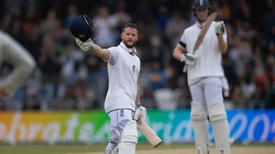 IND vs ENG: हेडिंग्ले टेस्ट में भारत को हराने वाले कौन हैं बेन डकेट? जेम्स एंडरसन पर शराब फेंकने के कारण हो चुके हैं सस्पेंड SportsTak Hindi