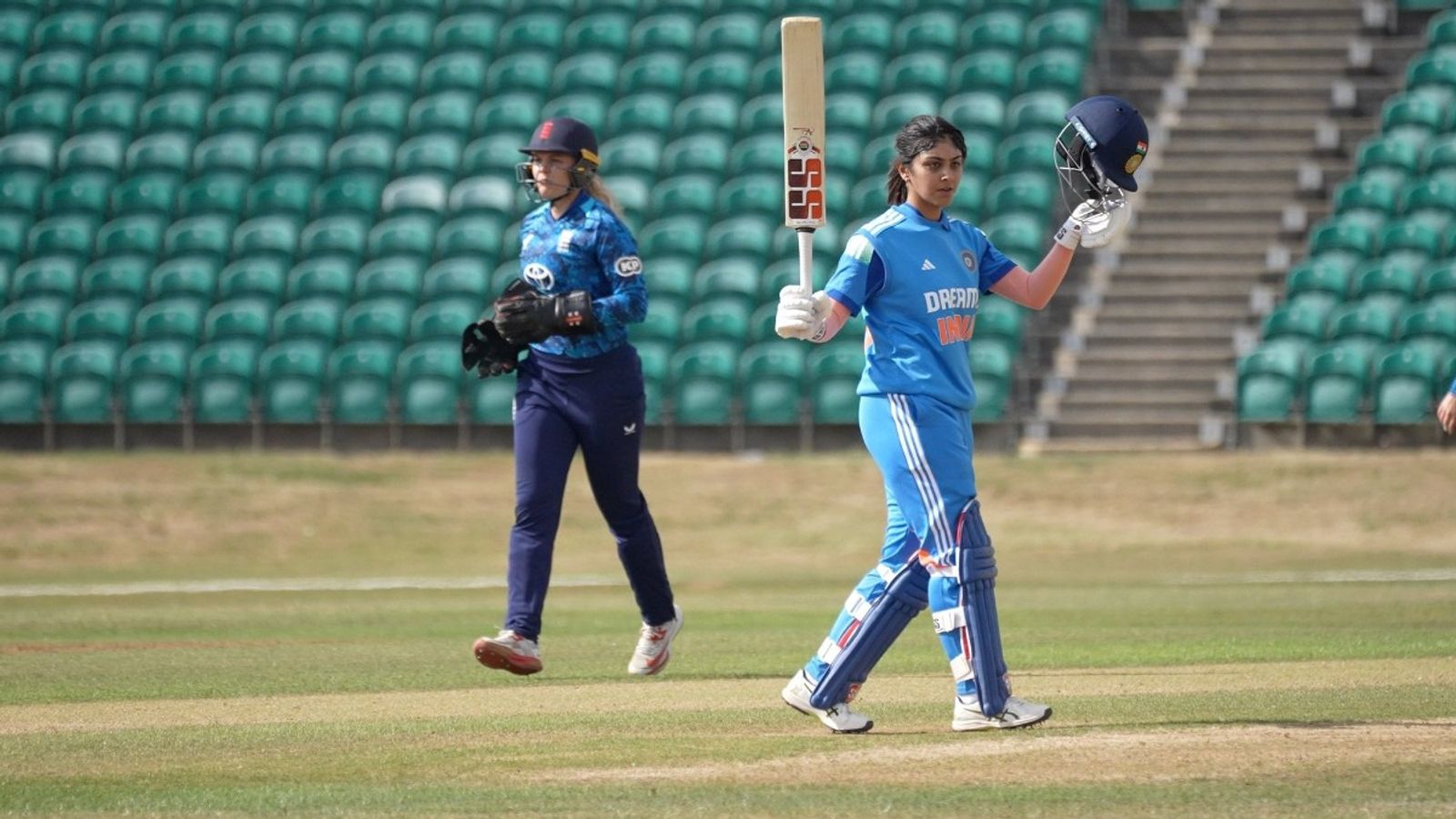 इंग्लैंड में एक और भारतीय बल्लेबाज का शतक बर्बाद, 354 रन का लक्ष्य हासिल नहीं कर पाई हरमनप्रीत कौर की टीम, हरलीन ने 91 गेंदों में ठोके 100 रन इंग्लैंड में एक और भारतीय बल्लेबाज का शतक बर्बाद, 354 रन का लक्ष्य हासिल नहीं कर पाई हरमनप्रीत कौर की टीम, हरलीन ने 91 गेंदों में ठोके 100 रन