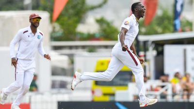 WI vs AUS: शमार जोसेफ ने ऑस्ट्रेलिया पर बरपाया कहर, सैम कोंस्टस-कैमरन ग्रीन को सस्ते में निपटाया, दो जीवनदान के बाद आग उगली, देखिए Video SportsTak Hindi