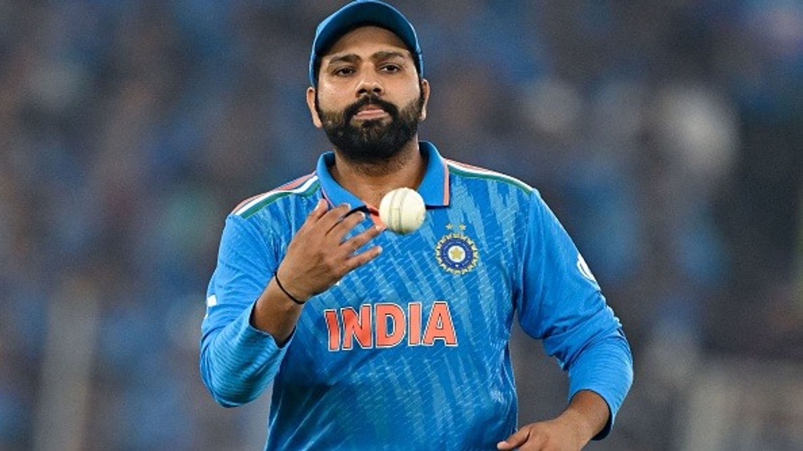 ICC ने गेंदबाजों को सौगात देने का बनाया प्लान, वाइड बॉल नियम में बदलाव के लिए उठाया ये बड़ा कदम टीम इंडिया के लिए एक वनडे मैच के दौरान रोहित शर्मा