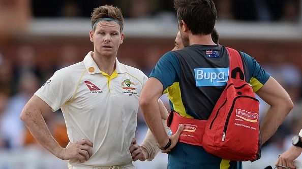 कन्कशन टेस्ट के दौरान स्टीव स्मिथ 