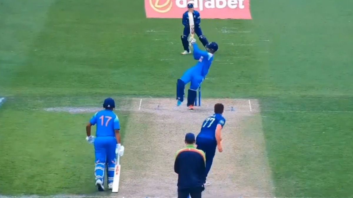 इंग्लैंड के खिलाफ मैच में शॉट खेलते वैभव सूर्यवंशी 