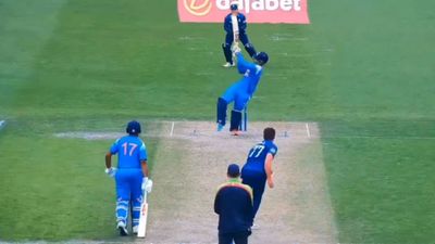 IND U-19 vs ENG U-19 : 6,6,6...वैभव सूर्यवंशी का इंग्लैंड में गरजा बल्ला, 50-50 ओवर के मैच में भारत ने अंग्रेजों को 156 गेंद बाकी रहते धो डाला Vaibhav Suryavanshi playing a shot in the match against England