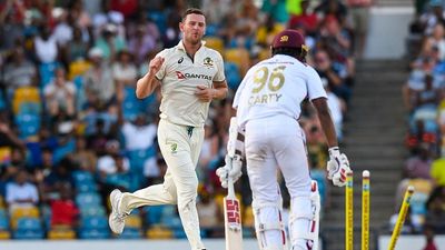 WI vs AUS : जोश हेजलवुड के कहर से अपने घर में कांपी वेस्टइंडीज, ऑस्ट्रेलिया ने 159 रन से जीता पहला टेस्ट Josh Hazlewood (L) of Australia celebrates the dismissal of Keacy Carty (R) of West Indies