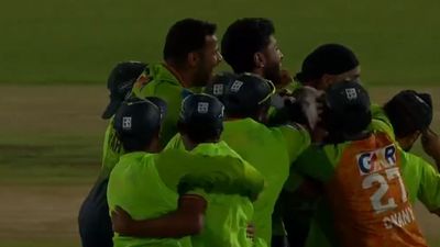 MLC : पूरन के शतक पर भारी पड़ी हेटमायर की मार, आखिर गेंद पर छक्का जड़कर 238 रन के विशाल चेज में सिएटल को दिलाई सीजन की पहली जीत The Seattle Orcas team after their win